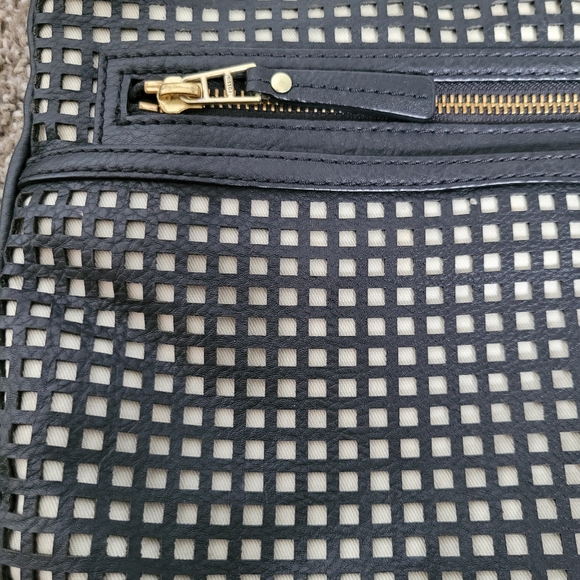 Fossil Leather Gingham Crossbody Purse with lots of pockets - Picture 4 of 14